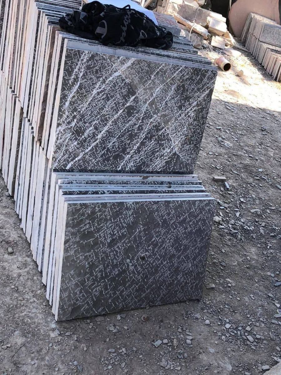 Placas de mármol negro veteado en el patio