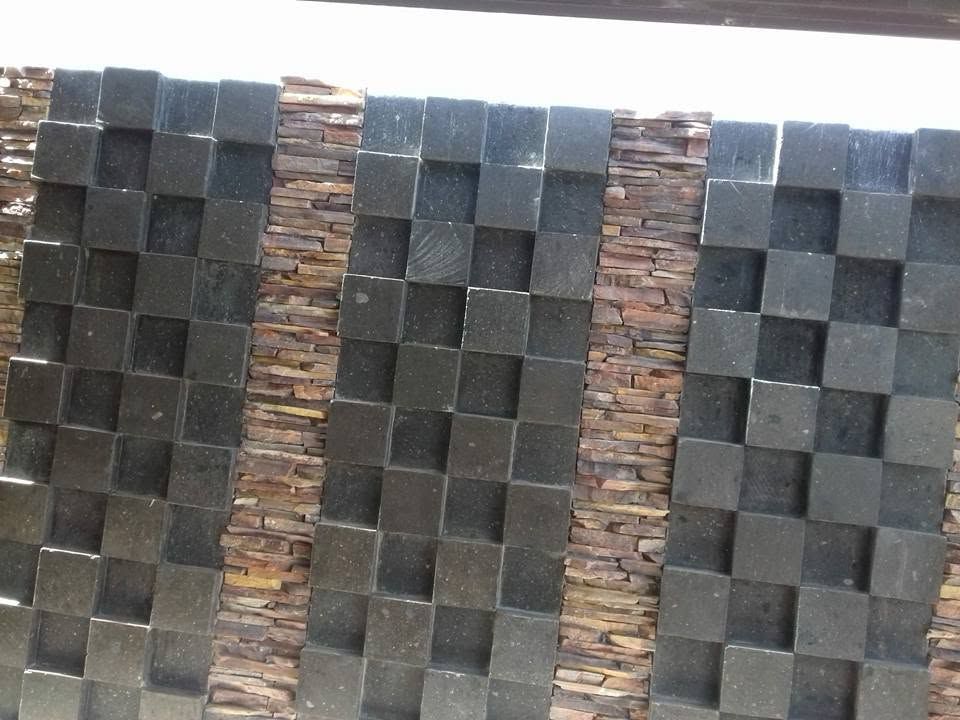 Muro con cuadros de cantera negra y tira de piedra