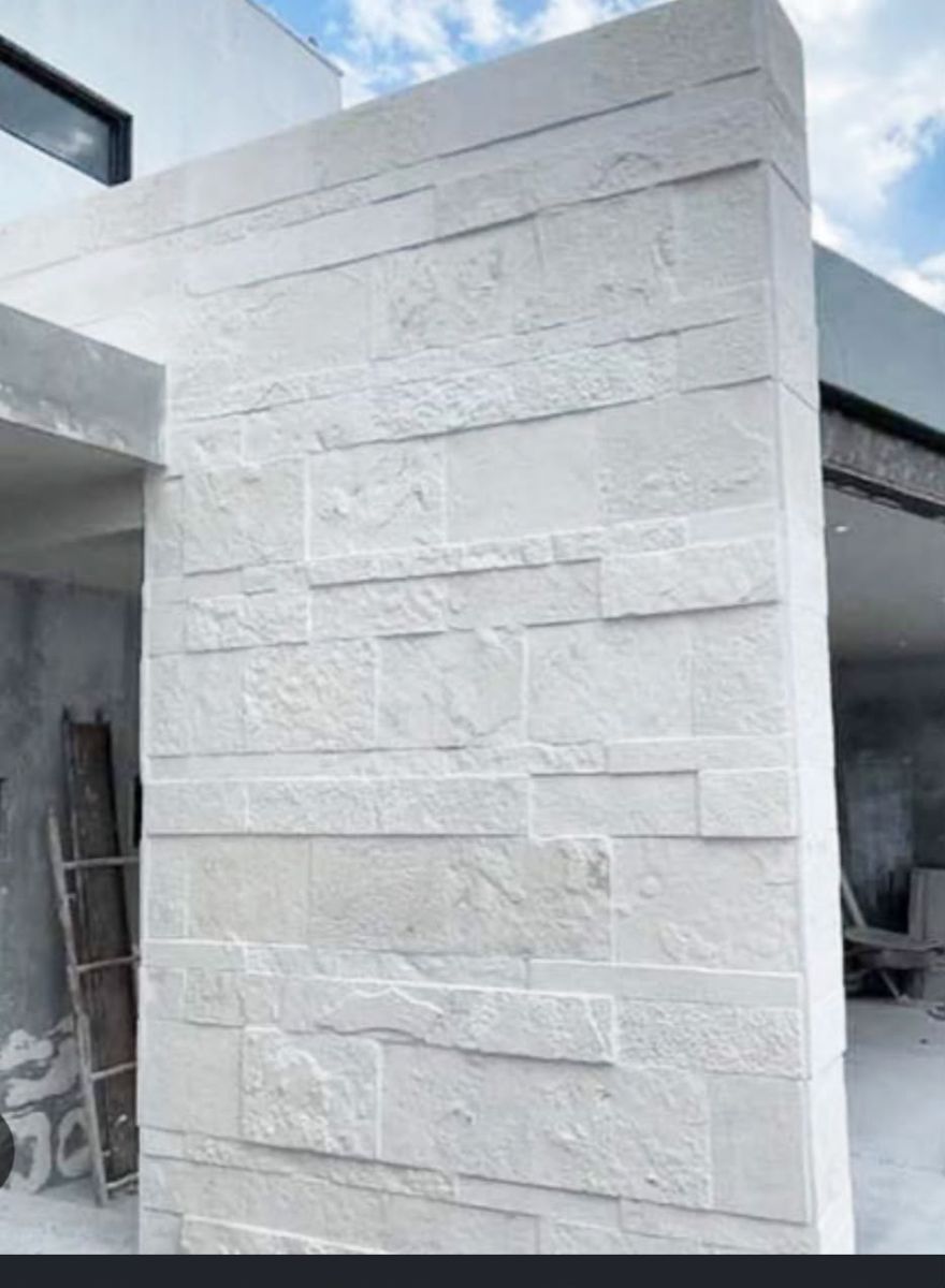 Fachada en piedra blanca cortada