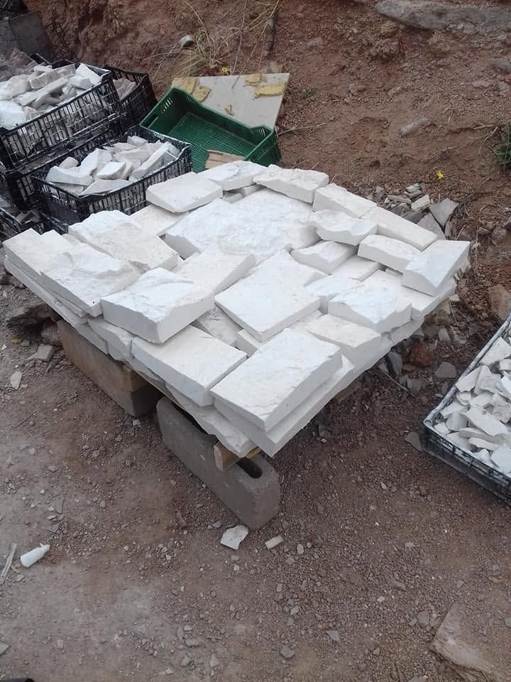 Piedra blanca natural en tarima