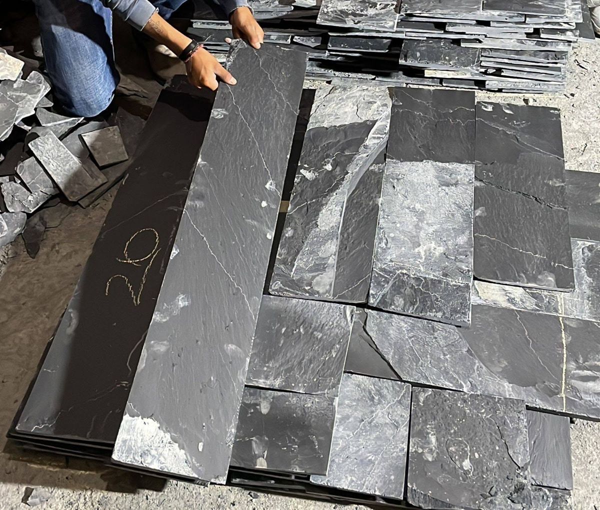 Placas de piedra negra natural en el patio